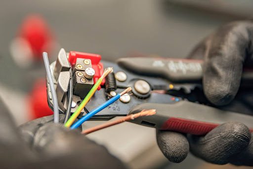 Electrical tool gripping wires